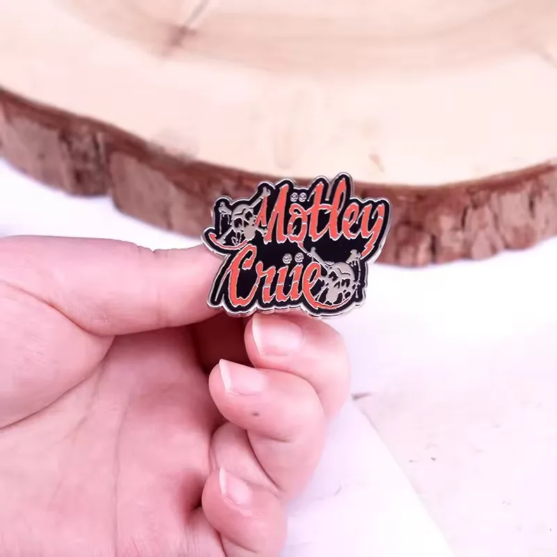 Broche con logotipo musical cl - Heavy Equipment Logo reseña y precio