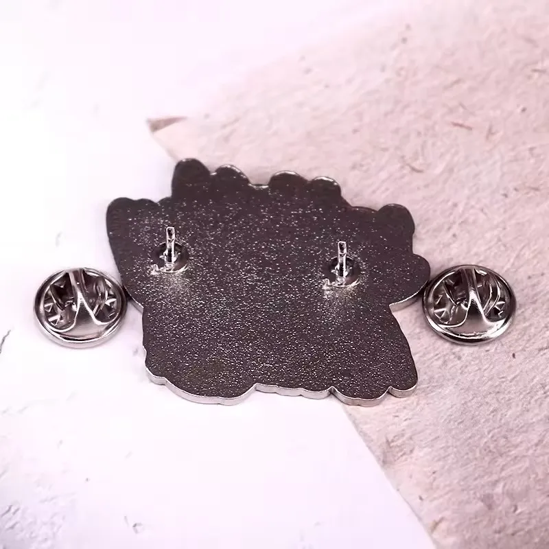 Broche con logotipo musical cl - Heavy Equipment Logo reseña y precio
