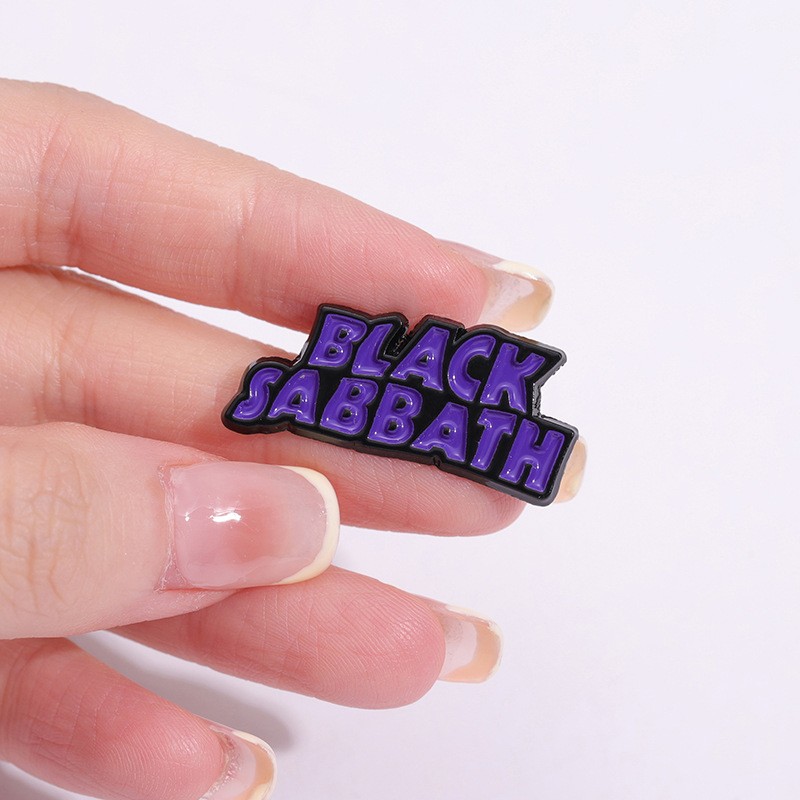 Pin Esmaltado de la Banda Blac - Heavy Equipment Logo reseña y precio