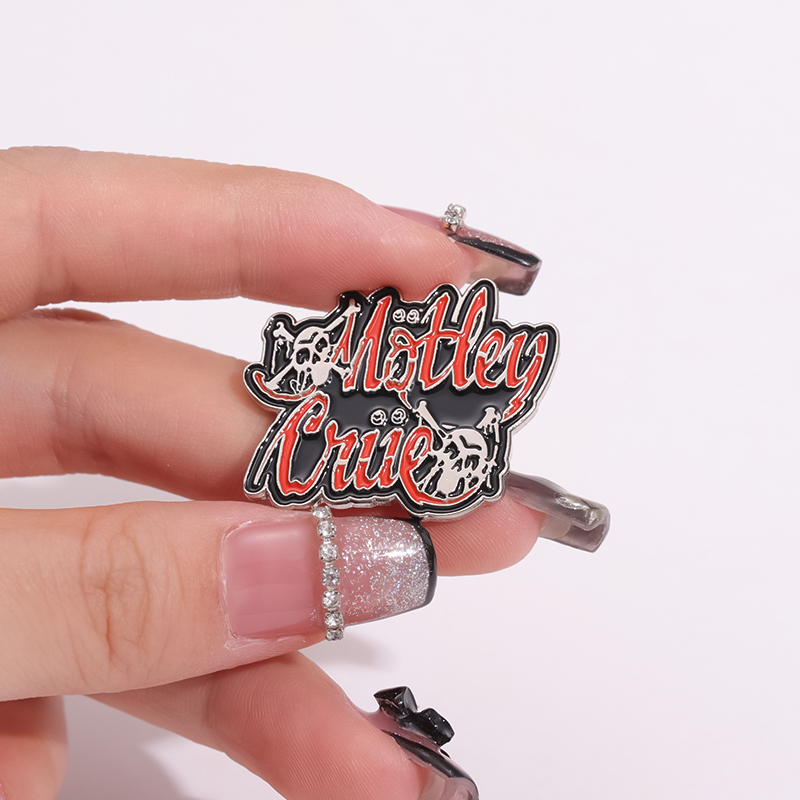 Pin esmaltado de banda de Rock - Heavy Equipment Logo reseña y precio
